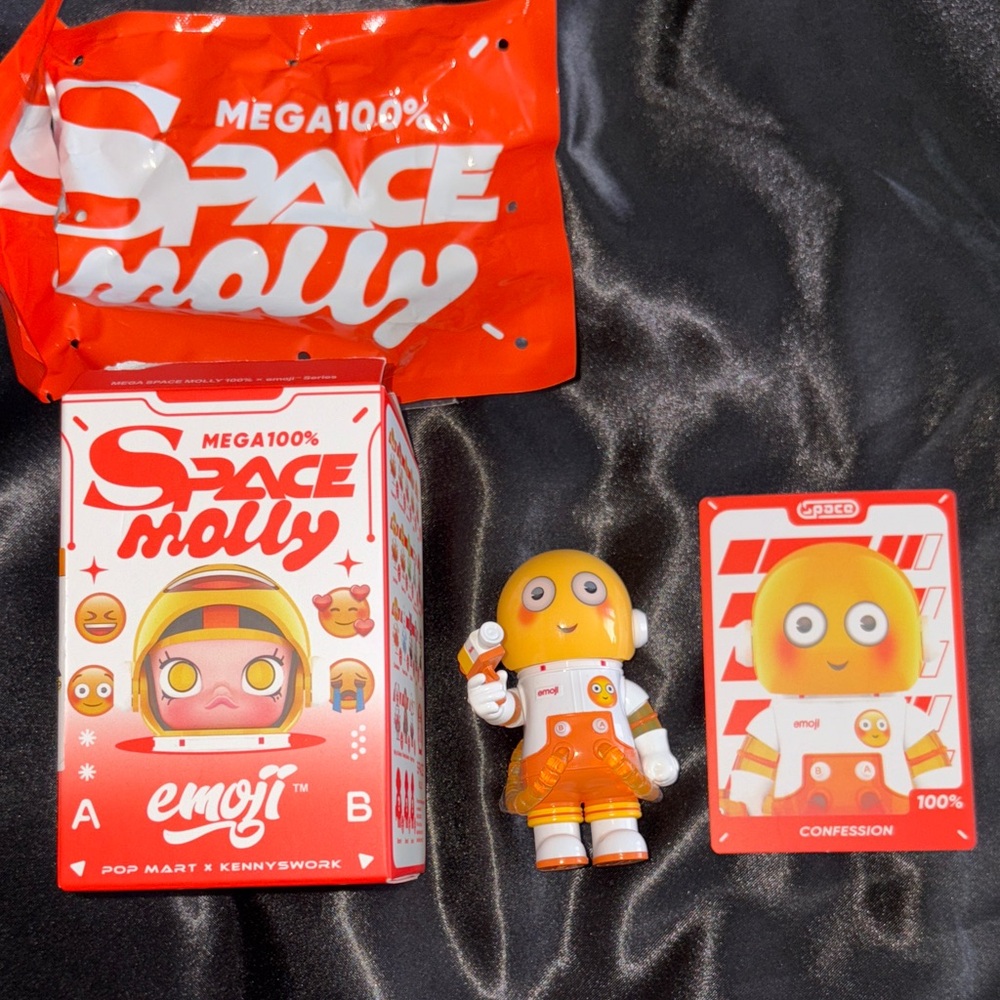 POP MART Mega Space Molly Emoji 100% - Confession - Picture 2 of 10